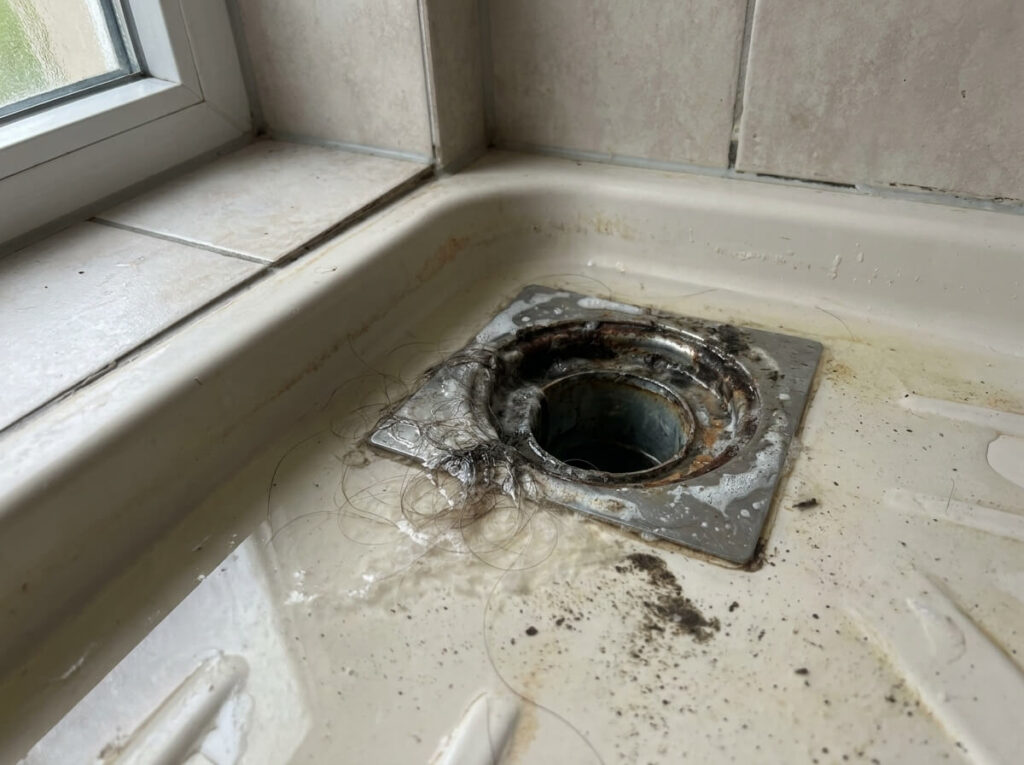 Verstopfter Abfluss als typisches Problem vor der Rohrreinigung